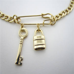 <span class=keywords><strong>Collier</strong></span> à clé et serrure plaqué or à la mode avec pendentif épingle à <span class=keywords><strong>nourrice</strong></span> et breloque en alliage de zinc - Product Image 1