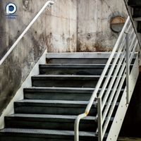 Escalier droit en bois massif de haute qualité au design traditionnel pour l'intérieur, avec rampe en verre ou en câble