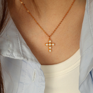 สร้อยคอรูปกากบาทประดับมุกเทียม โซ่ทอง สำหรับผู้หญิง สวมใส่ได้ทุกวัน - Product Image 4