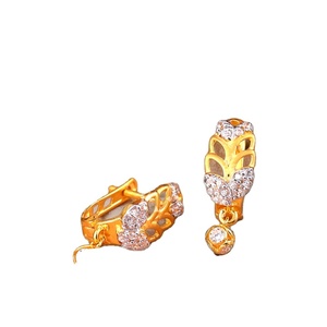 Elegantes pendientes de clip de Bali de oro con tachuelas de 18 quilates de diamantes para ropa nupcial o colección de regalos - Product Image 1