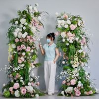 Décorations de mariage en gros de haute qualité : Arche en corne rose colorée, chemin de table floral luxuriant avec roses de riz pour mariages floraux