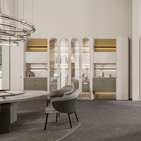 Aparador de comedor de altura ajustable, bicolor crema, con diseño de arco y ranuras, de aglomerado ecológico, y gabinete de vino integrado en toda la pared de OSB
