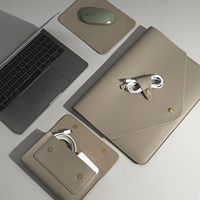 Ensemble d'accessoires de bureau en cuir - Housse pour ordinateur portable, organisateur de chargeur/écouteurs et tapis de souris pour le travail quotidien, kit de bureau pour utilisation au bureau