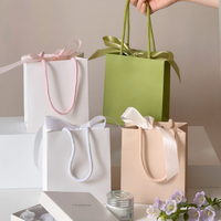 Bolsa de Papel Kraft para Joyería, Perfume, Lápiz Labial, con Lámina Dorada, Logotipo Personalizado UV, Embalaje Sostenible para Compras Minoristas