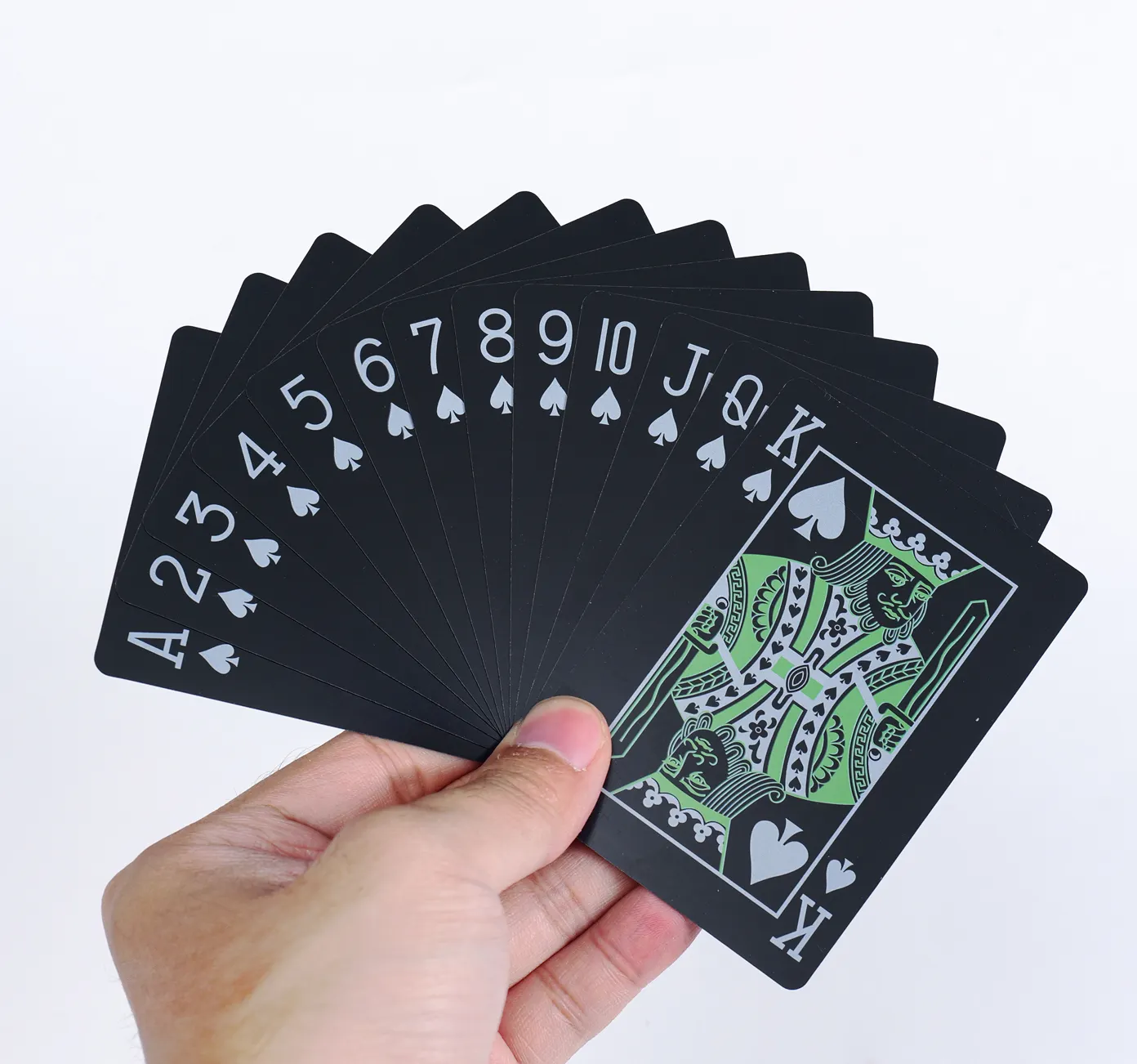 Kartu Poker ajaib hitam kustom dengan kotak hadiah kartu dek iklan plastik tahan air Foil emas