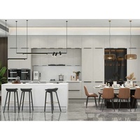 Meuble de cuisine blanc mat sans poignée, armoire de garde-manger pleine hauteur, grand îlot de cuisine en quartz marbré, armoires à fermeture amortie