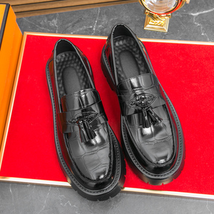Mocassini con Nappine On Design: Comodità Senza Sforzo, Scarpe Eleganti da Uomo con Suola Spessa - Product Image 4