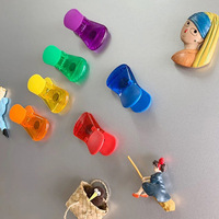 Clip en plastique multifonctionnel avec aimant plié et poinçonné utilisé pour le menu du réfrigérateur, le bureau et la vie.