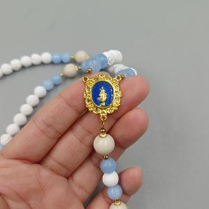 Braccialetto Rosario Fatto a Mano con Crocifisso Dorato della Vergine Maria, Perline in Pietra <span class=keywords><strong>Blu</strong></span> da 8mm, Regalo Cattolico per Donne - Product Image 3