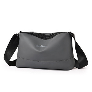 Sac de poitrine personnalisé pour homme, en PU imperméable avec fermeture éclair et doublure en polyester, vente en gros - Product Image 4