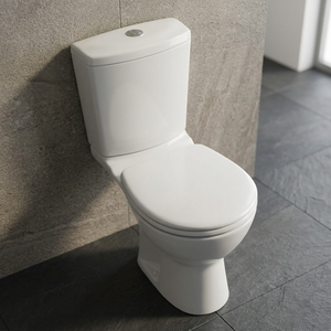 Inodoro de cerámica moderno de dos piezas con descarga a pared, blanco brillante, cuadrado, de porcelana, para baño. - Product Image 5