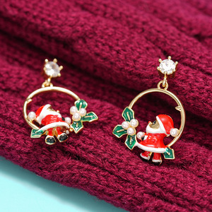 Orecchini a perno con perle sintetiche smaltate a forma di ghirlanda di Babbo Natale per donna, gioielli di moda natalizi - Product Image 3