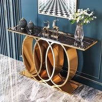 Meuble de salon italien, console longue et mince avec plateau en marbre noir et or, avec miroir, style européen
