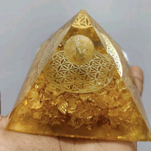 Pyramide d'orgonite artisanale en citrine avec petites boules, cristal de guérison, décoration écologique pour la maison et cadeau - Product Image 1