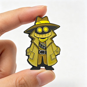 Spilla smaltata all'ingrosso con personaggio detective dagli occhi grandi e spaventosi, spilla intagliata irregolarmente per merchandising di giochi e regalo per hobby gotici - Product Image 2
