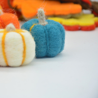 Nouvelles créations en feutre aiguilleté pour l'automne - Citrouille en feutre de laine faite à la main, taille et couleur personnalisables pour la décoration d'automne/Thanksgiving/Halloween ! !