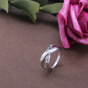 Anello da Donna Minimalista Liscio a X Traforato, Gioiello da Mano per Uso Quotidiano - Product Image 2