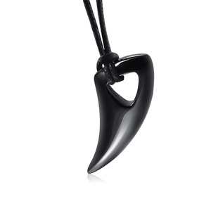 Pendentif en acier titane finition miroir, design minimaliste, motif dents de loup, pendentif personnalisé corne de taureau pour homme, vente en gros. - Product Image 5