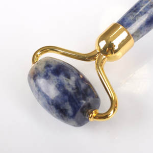 Prodotto naturale per il <span class=keywords><strong>viso</strong></span> massaggiatore sodalite rotolo blu <span class=keywords><strong>di</strong></span> <span class=keywords><strong>giada</strong></span> <span class=keywords><strong>di</strong></span> <span class=keywords><strong>massaggio</strong></span> del <span class=keywords><strong>rullo</strong></span> - Product Image 3