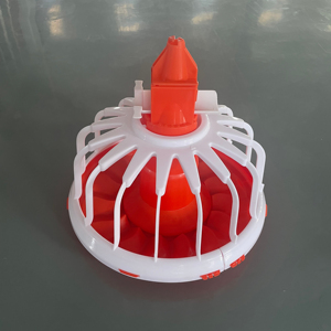 Élevage au sol au Pakistan : 4 mangeoires (paniers) / 3m, 5 tétines/m – Élevage de poulets de haute qualité - Product Image 1
