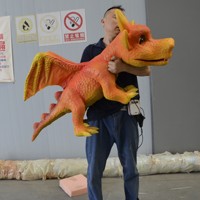 Marionnette de dinosaure bébé animatronique réaliste en métal, contrôlée à la main, design coloré, pour parcs à thème et centres commerciaux