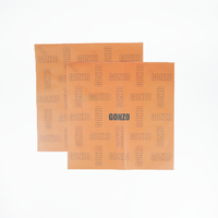 Papier sulfurisé imprimé avec logo de marque répété sur fond orange, impression personnalisée pour l'emballage de pâtisseries, gâteaux et aliments