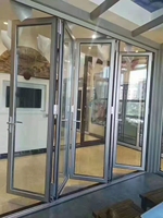 Porte pliante moderne en aluminium avec système de fermeture silencieuse pour éviter les bruits d'impact, idéale pour les cloisons intérieures de salon, d'entrée ou d'hôpital