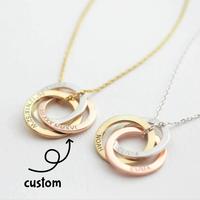 Collier avec pendentif personnalisé à trois anneaux imbriqués avec message et lettre gravée Collier rond en acier inoxydable poli miroir