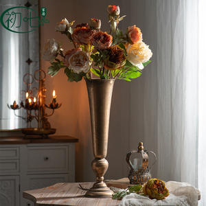 Jarrón Dorado Retro Europeo, Decoración Vintage de Metal, Centro de Mesa para Bodas, Adorno para Mesa - Product Image 1