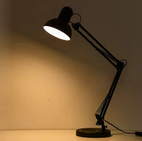 Lampe de bureau à économie d'énergie pour la protection des yeux du bras à angle réglable au design moderne pour la maison et l'hôtel.