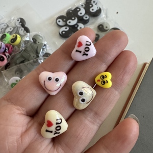 Perles en acrylique imprimées colorées en forme de cœur avec motifs <span class=keywords><strong>Smiley</strong></span> Face et « I Love You » pour sangles de téléphone Y2K - Product Image 6