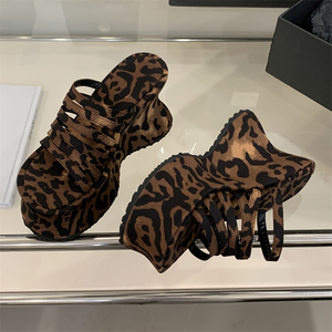 Nouvelles sandales compensées confortables à talon épais pour femme, motif léopard, à bride unique, style ouvert, idéales pour l'extérieur en été - Product Image 3
