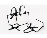 Sac en papier de luxe personnalisé imprimé avec poignée et emballage recyclable pour la vente au détail de vêtements chaussures cadeaux en fourrure carton avec logo de marque