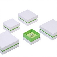 Boîte à bijoux de style frais avec couvercle et base, en papier satiné spécial, pour bagues, pendentifs et bracelets, emballage cadeau personnalisable avec logo