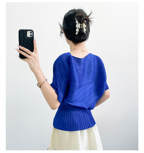 T-shirt da <span class=keywords><strong>donna</strong></span> Miyake plissettata a tinta unita in poliestere, elegante, con laccio in vita, maniche a pipistrello, collo alto, estiva 2025 - Product Image 6