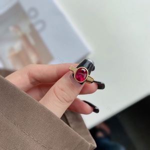 Anillo Solitario de Plata de Ley Chapado en Oro de 18K con Rodio de la Colección Minimalista Dylam, Elementos Infinitos, Zirconia de 2ct Grado 5A - Product Image 4