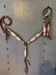 Ensemble de sellerie western en cuir de qualité supérieure, sculpté à la main, avec incrustation en cuir de vachette rose et conchos argentés. - Product Image 1