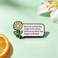 Épingles personnalisées en émail souple avec affirmations positives, épingles de revers en métal à lettres de dessin animé pour la motivation, fabricant de badges nominatifs en gros