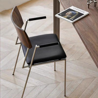 Chaise de salle à manger minimaliste italienne en velours et mousse avec structure en acier inoxydable, design moderne, pieds en métal