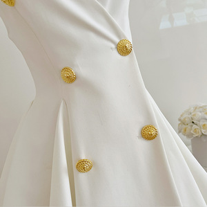 <span class=keywords><strong>Abito</strong></span> <span class=keywords><strong>nero</strong></span> senza maniche con <span class=keywords><strong>doppio</strong></span> <span class=keywords><strong>petto</strong></span> e bottoni pieghettati in vita e soffice gonna corta - Product Image 5