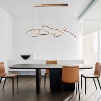 Lampe suspendue en métal irrégulière de style moderne et luxueux avec un design géométrique pour la salle à manger à domicile