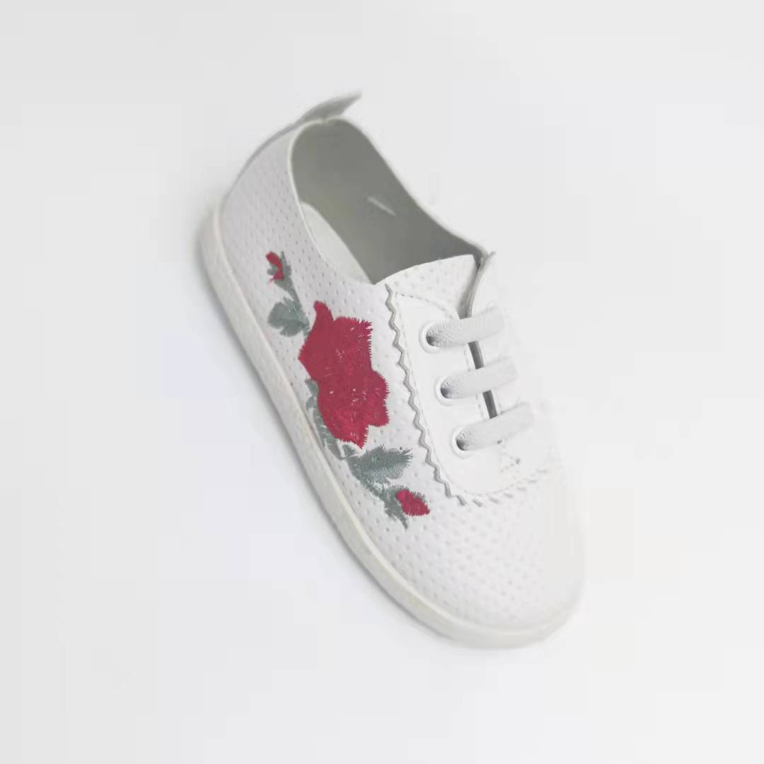 Детские вышитые спортивные туфли с вышивкой плоские и легко носить с жемчужными украшениями