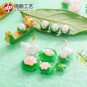 Ornement de bureau miniature en résine, canard et lotus, design mignon de dessin animé pour la décoration - Product Image 1