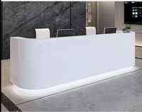 Comptoir d'accueil minimaliste en bois pour bureau, hall d'entrée, commerce, clinique ou projet de réception