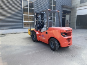 מלגזה דיזל 5 טון מנוע יפני, קיבולת העמסה 5 טון, מלגזה 5 טון עם תקני CE ו-ISO - Product Image 5