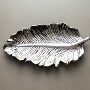 Plato Decorativo Metálico Premium con Forma de Hoja, Diseño Minimalista con Patrón de Planta Grabado a Mano, Elegante Adorno para Mesa - Product Image 4