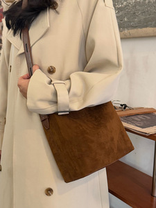 Sac fourre-tout portable grande capacité en velours imprimé léopard, personnalisé en usine, pour femme, nouvelle mode 2026, à porter à l'épaule - Product Image 1