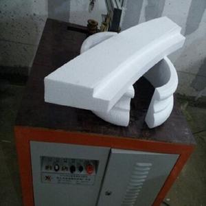 La machine <span class=keywords><strong>de</strong></span> découpe <span class=keywords><strong>de</strong></span> profilés en <span class=keywords><strong>mousse</strong></span> EPS pour portes et fenêtres peut produire diverses formes grâce à des fils chauffants. - Product Image 2