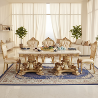 Table à manger élégante d'inspiration baroque, cadre sculpté doré, plateau en marbre, parfaite pour les banquets à domicile haut de gamme ou les événements formels