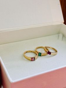 Anillos de Oro Amarillo de 9 Quilates con Piedras Preciosas Naturales de Corte Baguette Certificadas - Product Image 3